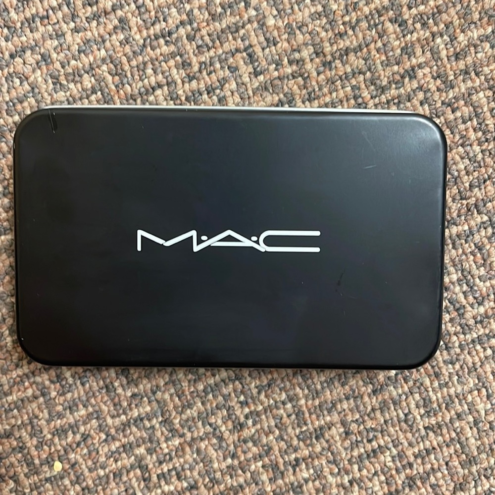 M.A.C makeup brush set 12pcs. Brand-new.